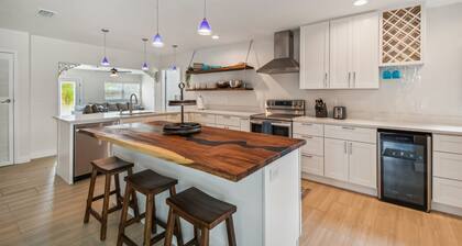 Sunset Oasis - Private Heated Pool Home Near Beach, Sponge Docks, Tarpon Springs