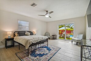 4 Schlafzimmer, Schreibtisch, Bügeleisen/Bügelbrett, Reisekinderbett