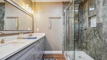 Ensemble douche/baignoire, sèche-cheveux, serviettes fournies, savon