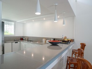 KĂŒhlschrank, Mikrowelle, Ofen, Herdplatte