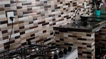 Jääkaappi, mikroaaltouuni, keittoastiat/astiat/ruokailuvälineet