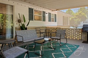 Outdoor dining - Kid Friendly. Outdoor space. Fully stocked kitchen. Bright and clean. (Mountain Home)