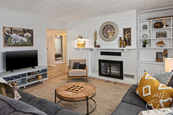 Smart TV, fireplace, books, printers - Kid Friendly. Outdoor space. Fully stocked kitchen. Bright and clean. (Mountain Home)