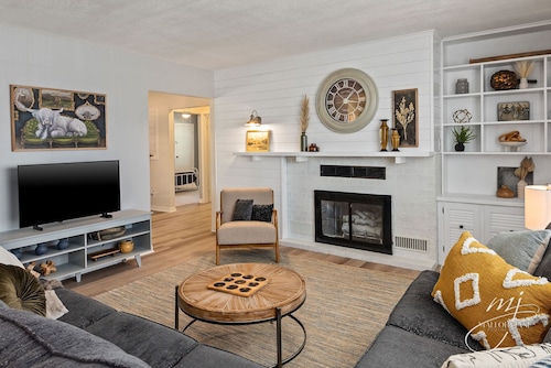 Kid Friendly. Outdoor space. Fully stocked kitchen. Bright and clean. 