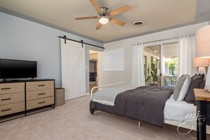 3 bedrooms, iron/ironing board, travel crib, free WiFi - Kid Friendly. Outdoor space. Fully stocked kitchen. Bright and clean. (Mountain Home)