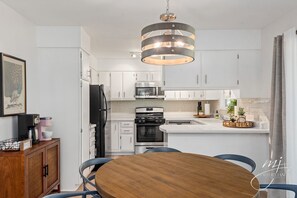 Fridge, microwave, oven, stovetop - Kid Friendly. Outdoor space. Fully stocked kitchen. Bright and clean. (Mountain Home)