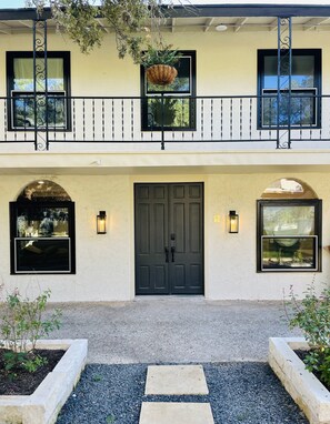 Exterior detail - LakeView Villa, lake access, lake view, hot tub, game room, outdoor space (Belton)