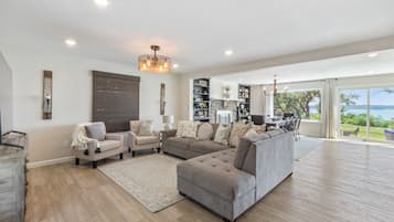 Smart TV, futbolito y tenis de mesa