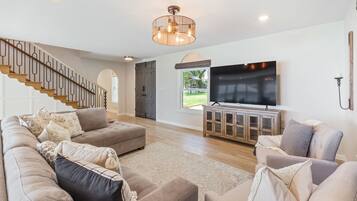 Smart TV, futbolito y tenis de mesa