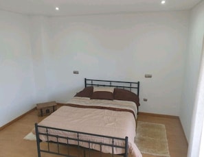 Tabla de planchar con plancha, wifi gratis y ropa de cama