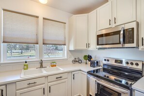 Cookware/dishes/utensils - Charming Bend Home w/ Porch & Yard: Great Location (Bend)