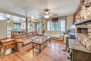 電視、壁爐、電子遊戲、DVD 播放機