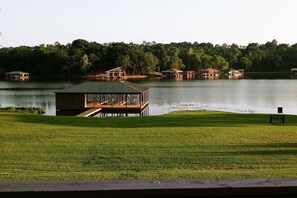 Vistes a un llac amb un moll de fusta i un pabelló.