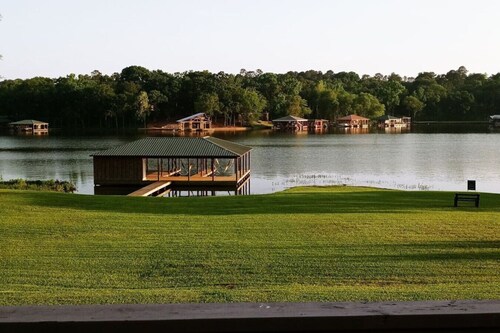 Mayberry Lakeshore Cottage at Lake Palestine