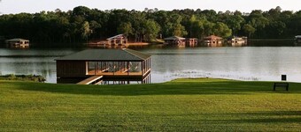 Mayberry Lakeshore Cottage at Lake Palestine