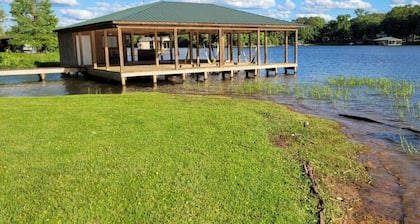 Mayberry Lakeshore Cottage at Lake Palestine