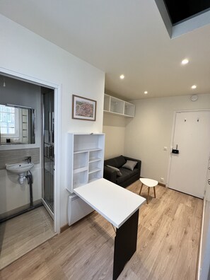 Interior - New studio fully equipped and well located. (Paris)
