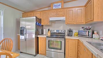 Fridge, microwave, stovetop, dishwasher