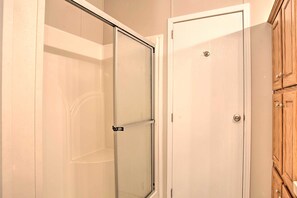 Free toiletries, towels - Spacious House ~ 1 Mi to Lake & Boat Ramp! (Butler)