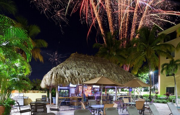 Outdoor dining - Near Beach | Outdoor Pool, Fitness Center (Naples)