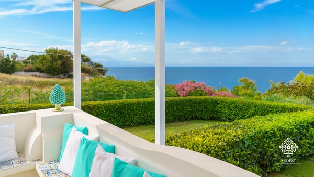 A terrace with a view of the sea, white columns, and a neatly trimmed garden. - Villa Vittoria  - Dimora fronte mare (Augusta)