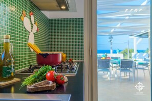 Fridge, coffee/tea maker, highchair, dining tables - Villa Vittoria - Dimora fronte mare (Augusta)