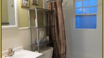 Combined shower/bathtub, hair dryer, towels, soap