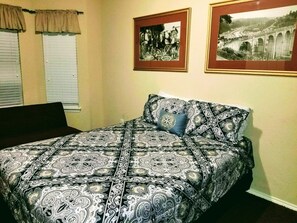 4 عدّة غرف نوم وواي فاي مجانًا وملاءات أسرّة