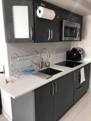 Refrigerador, microondas, cafetera y tetera y tostadora 