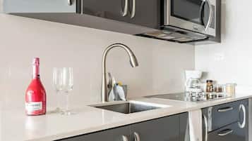 Frigorífico, microondas, cafetera o tetera y tostadora