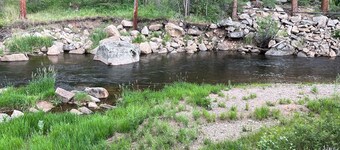 Cabin on the river with private balcony 5 min to Estes park with hot tub nice!!