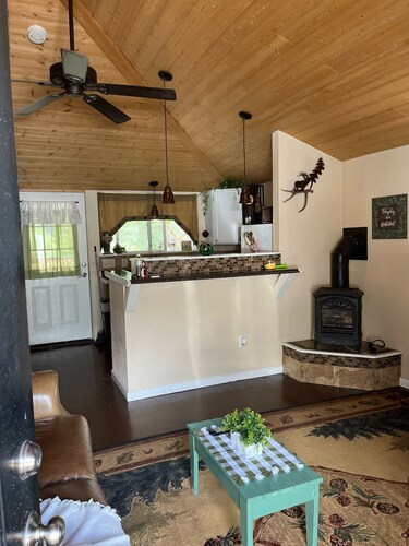 Cabin on the river !! with HOT TUB on the deck only 5 min to Estes park nice!!