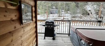 Cabin on the river with private balcony 5 min to Estes park with hot tub nice!!