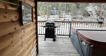 Cabin on the river with private balcony 5 min to Estes park with hot tub nice!!