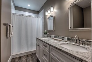 Combined shower/tub, hair dryer, towels