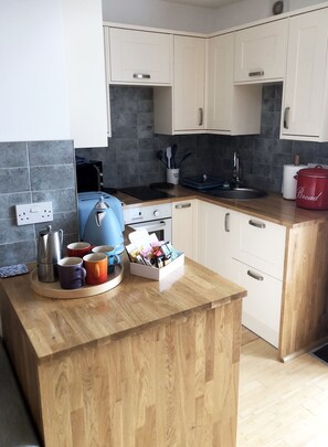Fridge, microwave, oven, stovetop - Seaside two bedroom flat with parking opposite path onto beach (Swanage)