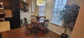 Dining - Lovely 2 Bedroom 2 Bath and 1 Car Garage with Pool (Collierville)