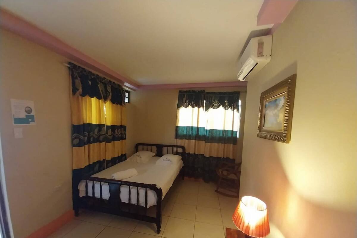 Classic Room | Desk, laptop workspace, iron/ironing board, free WiFi