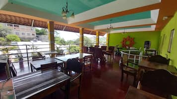 Basic Twin Room, 1 Bedroom | Living area