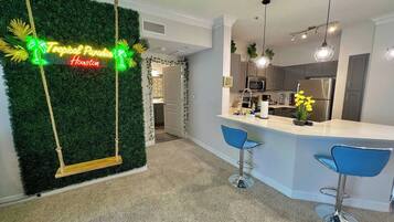 Een koelkast, een magnetron, een oven, een kookplaat