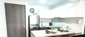 Fridge, stovetop, dining tables, kitchen islands - Luxury Executive Suite | Pool & Gym (San Isidro)