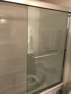Combined shower/tub, jetted tub, hair dryer, towels