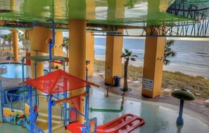 Una piscina al aire libre, una piscina climatizada