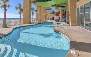 Una piscina al aire libre, una piscina climatizada