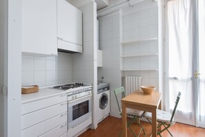 Fridge, oven, stovetop, dishwasher - Spanish Steps Luxury Three Bedroom Apartment (Roma)