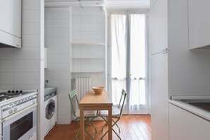 Réfrigérateur, un four, surface de cuisson, lave-vaisselle