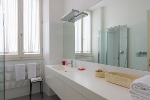 Badewanne, Haartrockner, Bidet, Shampoo