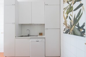 Kylskåp, ugn, spishäll och diskmaskin