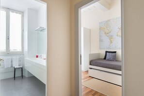 Bathtub, hair dryer, bidet, shampoo - Spanish Steps Luxury Three Bedroom Apartment (Roma)