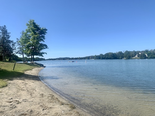Spacious Lake Community House near Hudson